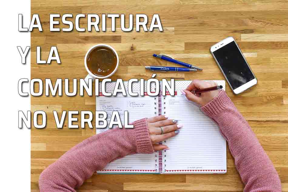 Signos de puntuación. Combinación de la escritura y de la comunicación no verbal. Mujer escribe en un cuaderno