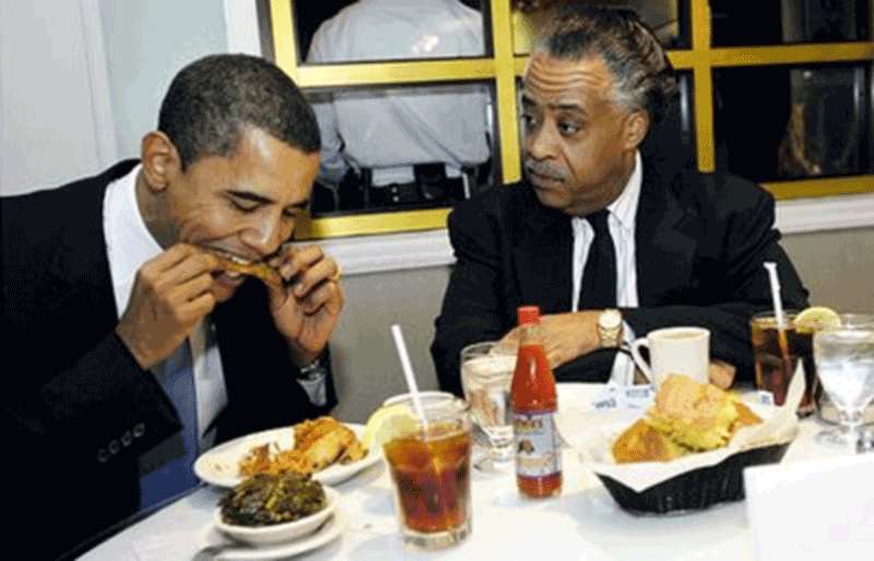 Obama come pollo con las manos.