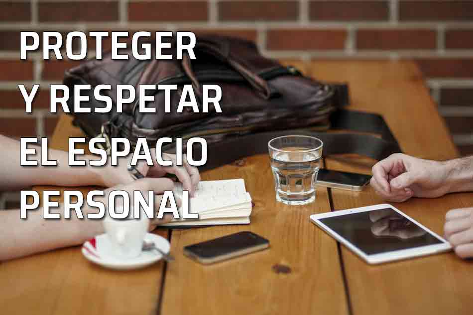 Saber guardar las distancias. Cuidado con acercarte demasiado a los demás. Pareja comparte una mesa