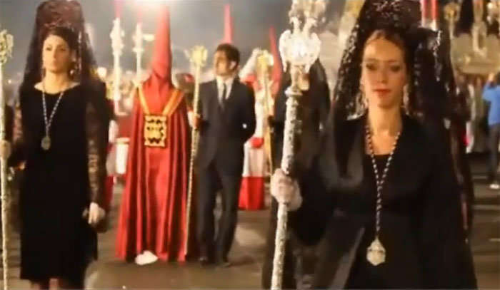 Damas de mantilla en una procesión.