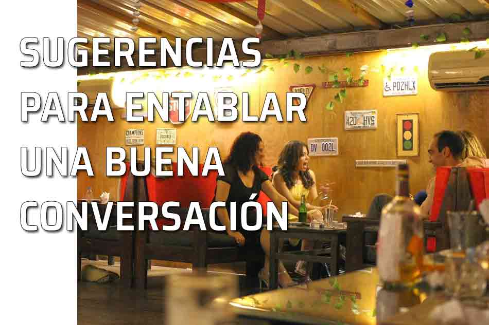 Cómo romper el hielo en una conversación. Amigos en una animada conversación