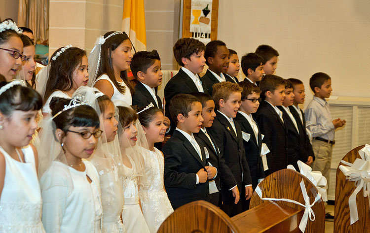 Celebrar la primera comunión. Saint Francis Academy