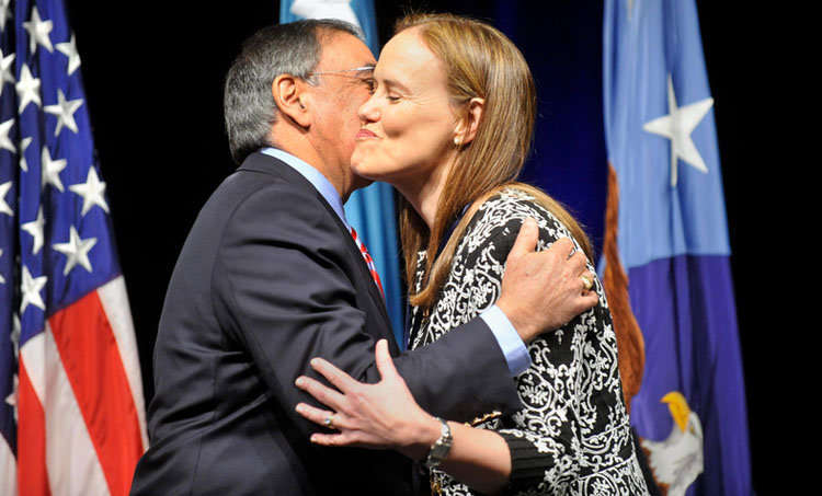 Leon E. Panetta da un beso a Michelle Flournoy