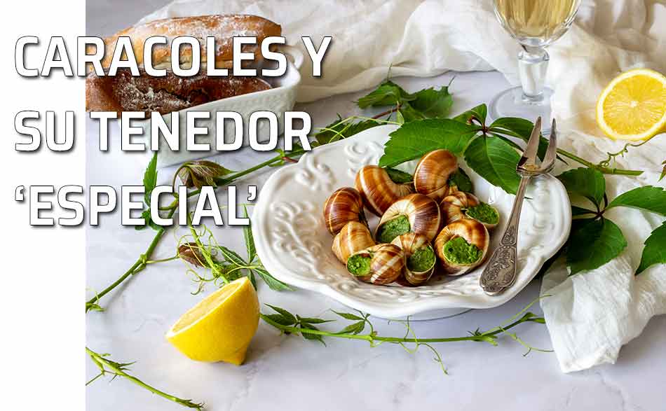 Plato de caracoles y su tener especial de dos puntas para poder extraerlos de su concha