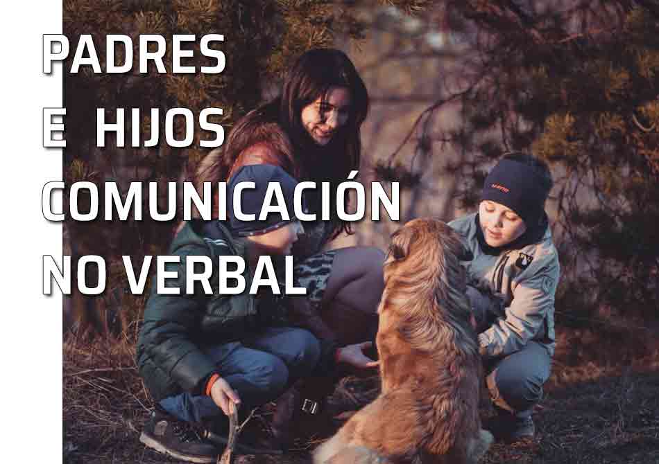 Los adolescentes y la comunicación no verbal. Madre con sus hijos y una mascota