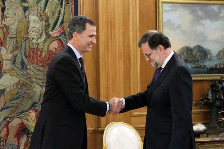 Saludo de Mariano Rajoy al rey Felipe VI