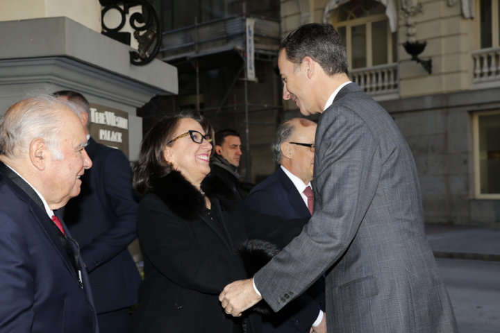 Don Felipe recibe el saludo de la secretaria general Iberoamericana, Rebeca Grynspan