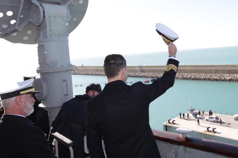 Su Alteza Real el Príncipe de Asturias al subir al buque saluda