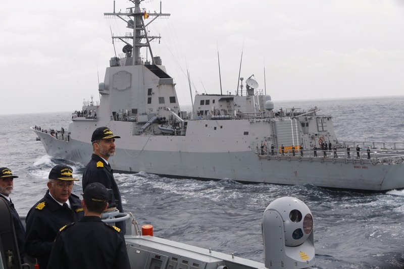 Don Felipe durante observa una de las embarcaciones desde la Fragata 'Cristóbal Colón'