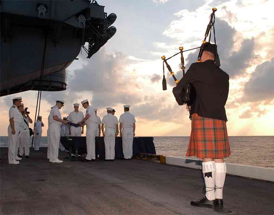 Saludo musical y parada militar en el saludo naval. Saludos con música en un buque
