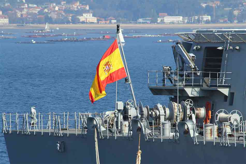 Ejecución de los saludos en el mar. El buque 61 'Juan Carlos I' en Vigo