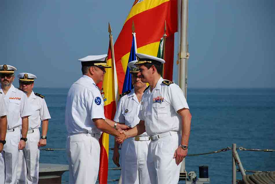 Saludo del Contraalmirante García De Paredes para la entrega del mando como Comandante de la Fuerza desde el Comodoro Novo Palma