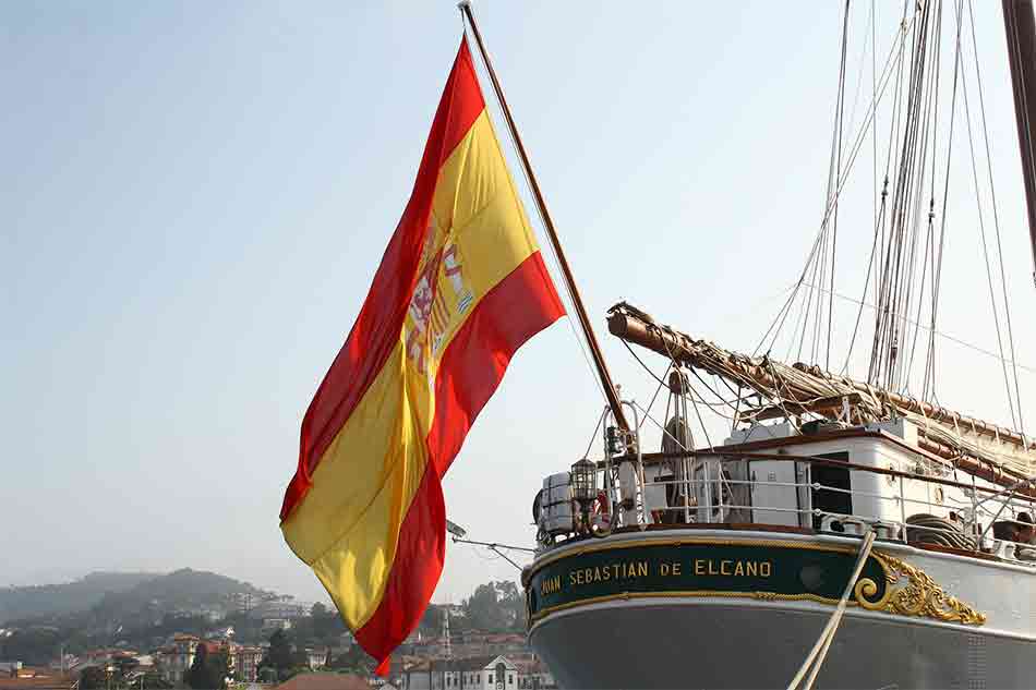 Ceremonias cotidianas con las banderas en los buques. Buque escuela Juan Sebastián Elcano
