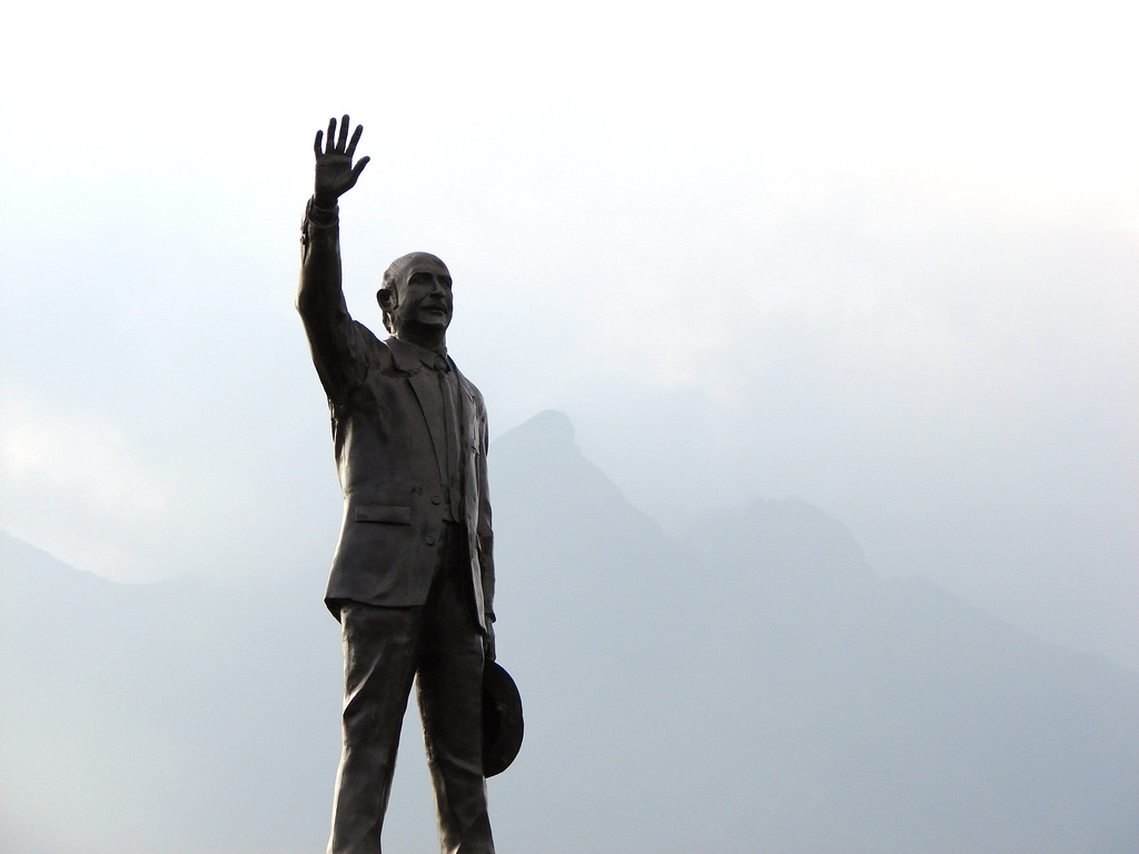 Estatua hombre diciendo adiós