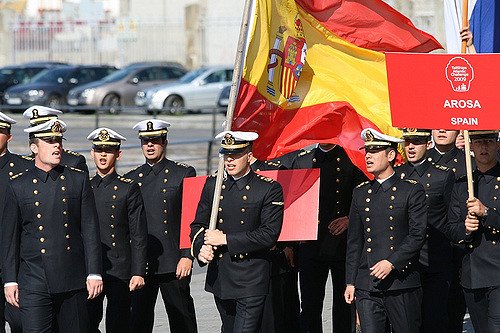 Caballeros Guardiamarinas de Arosa con bandera de España