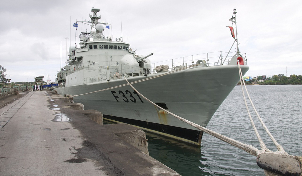 Buque insignia de la Fuerza Naval de la UE NRP Álvares Cabral junto a Mombasa