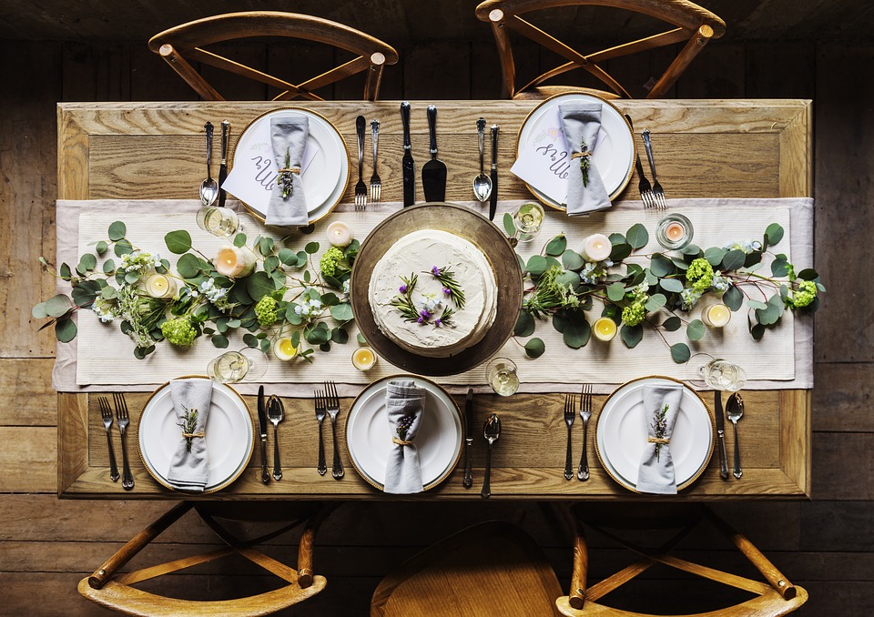 Mesa decorada para una comida