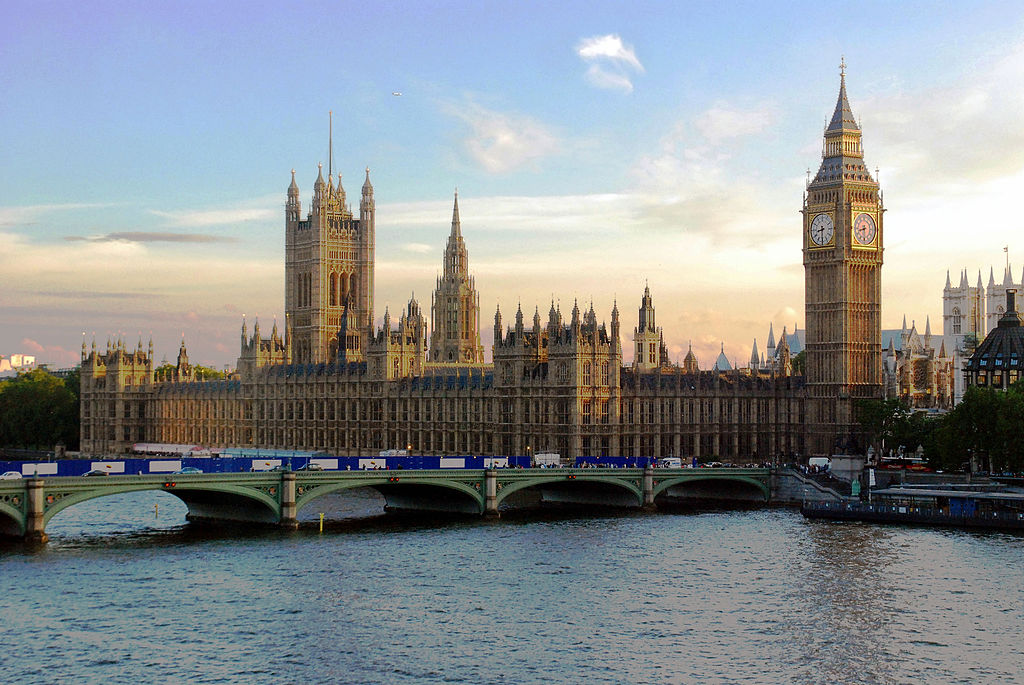 El parlamento británico Westminster Palace sobre el río Thamesis.