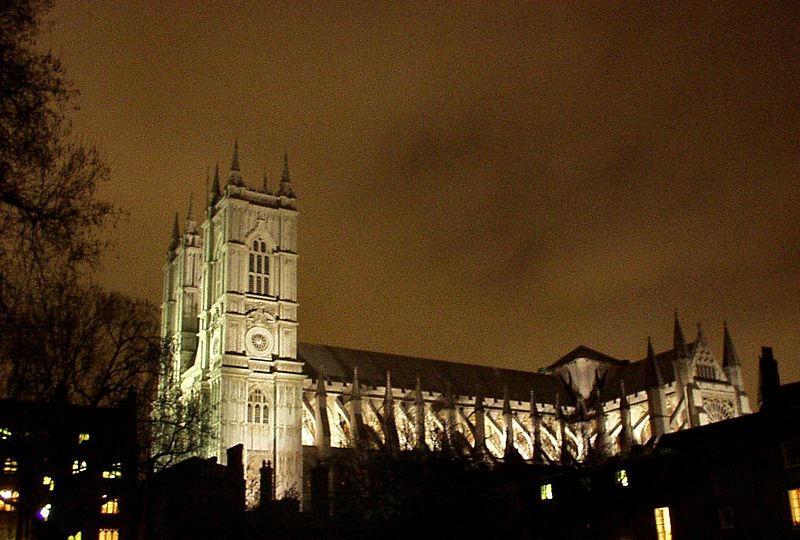 La abadía de Westminster vista de noche. Aquí reposan los restos de los reyes y grandes personalidades históricas del Reino Unido.