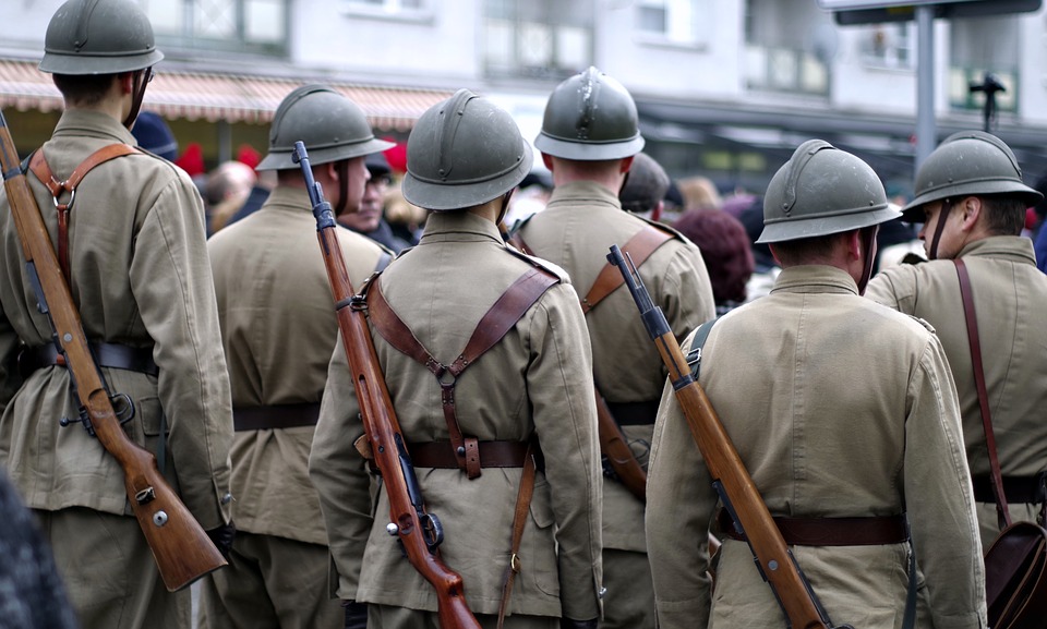 Nacimiento del casco militar - Soldados con casco en fomración