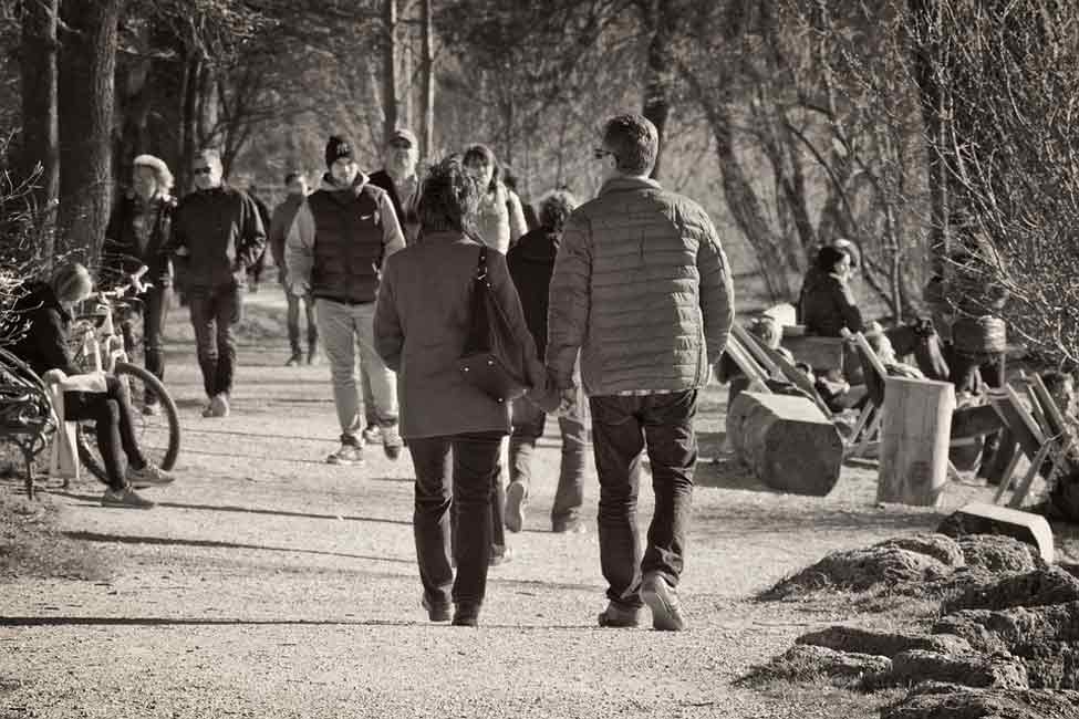 Los modales de cada individuo en público. Paseo por el parque