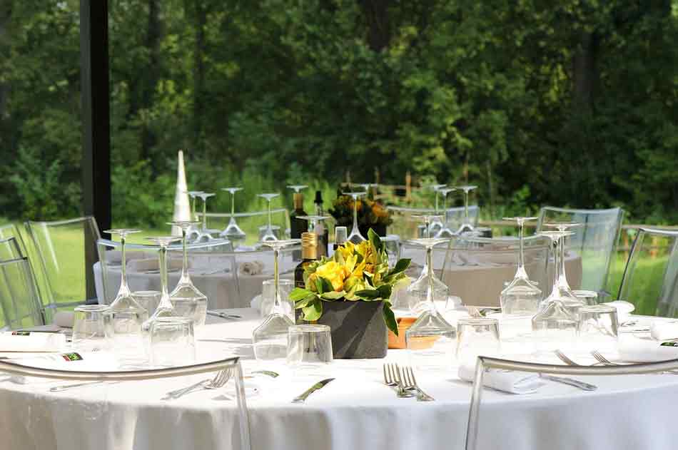 Cómo organizar un banquete familiar, de boda o empresarial. Mesas para un banquete al aire libre
