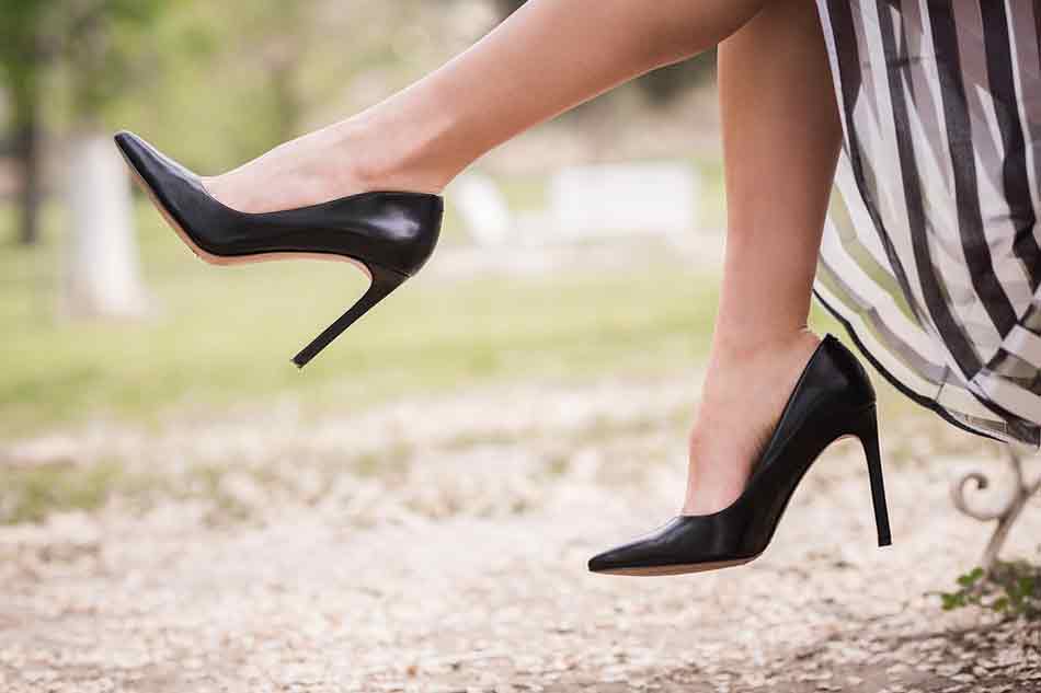 Cómo caminar con unos zapatos de tacón alto. Mujer con zapatos de tacón