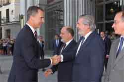Buenos modales. Inauguración temporada Teatro Real. Don Felipe saluda al ministro de Educación Cultura y Deporte, Íñigo Méndez de Vigo