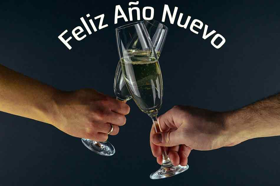 Costumbres y tradiciones de Fin de Año y Nochevieja. Copas de cava o champán