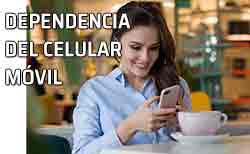 Mujer utiliza el teléfono celular-móvil