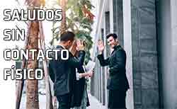 Saludo a distancia para evitar contacto físico