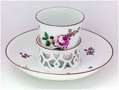 Modelo de porcelana decorado con rosas