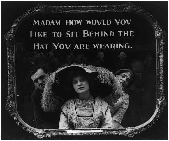 Señora, le gustaría sentarse detrás del sombrero que lleva puesto