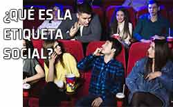 ¿Qué es la etiqueta social? Comportamiento poco adecuado en el cine