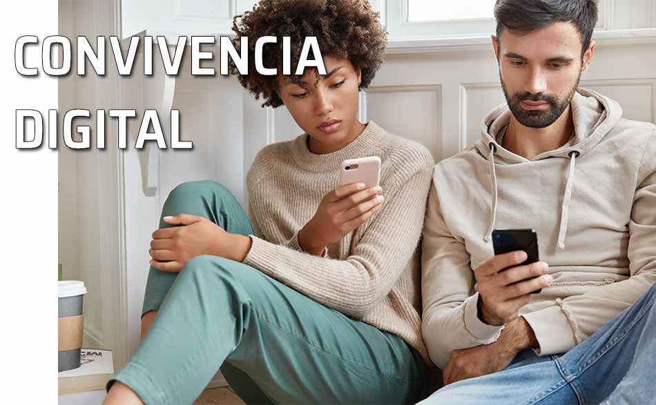 Pareja usando su teléfono móvil - celular