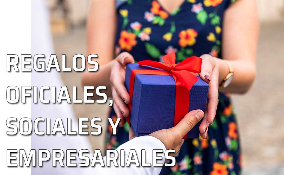 Una mujer recibe un regalo