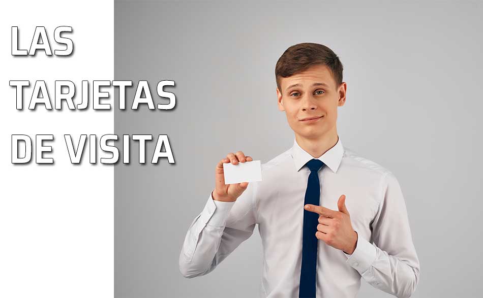 Hombre de negocios con tarjeta de visita o presentación