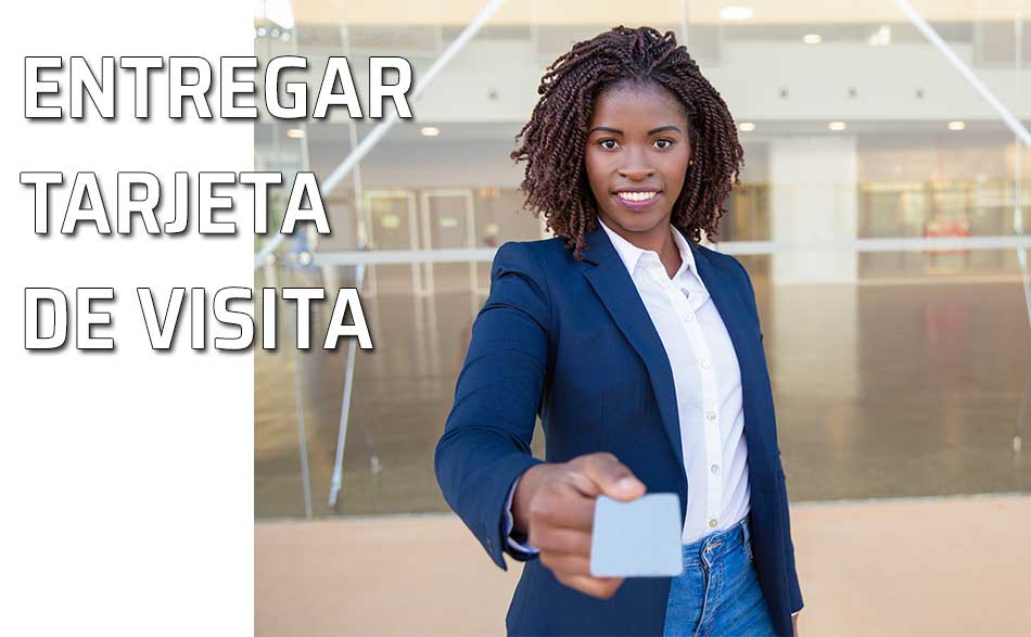 Una mujer de negocios entrega una tarjeta de visita