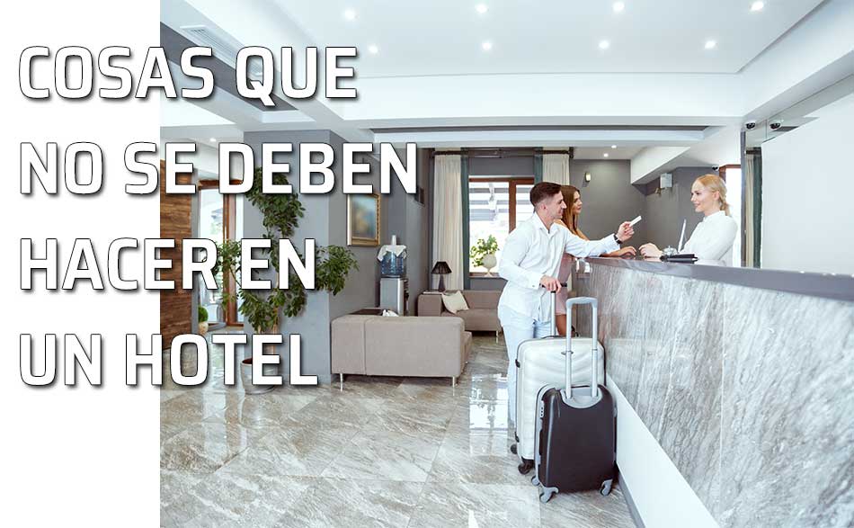 Una pareja se registra en la recepción del hotel