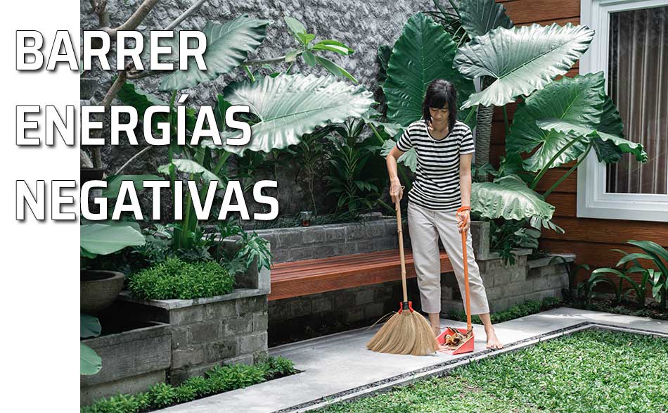 Mujer barre para expulsar energías negativas de su casa