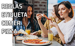 Tres amigas comen una estupenda pizza