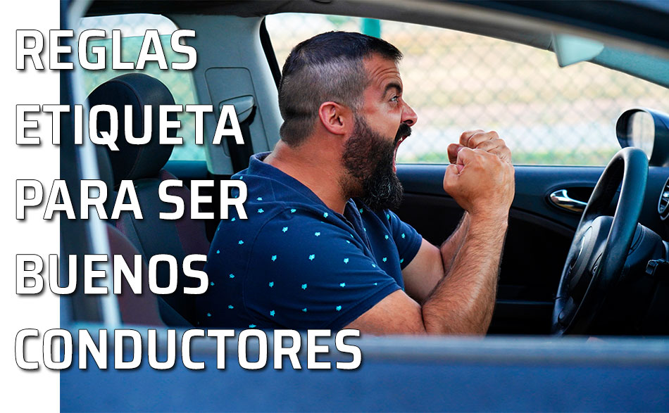 Un hombre grita desesperadamente al volante de su automóvil