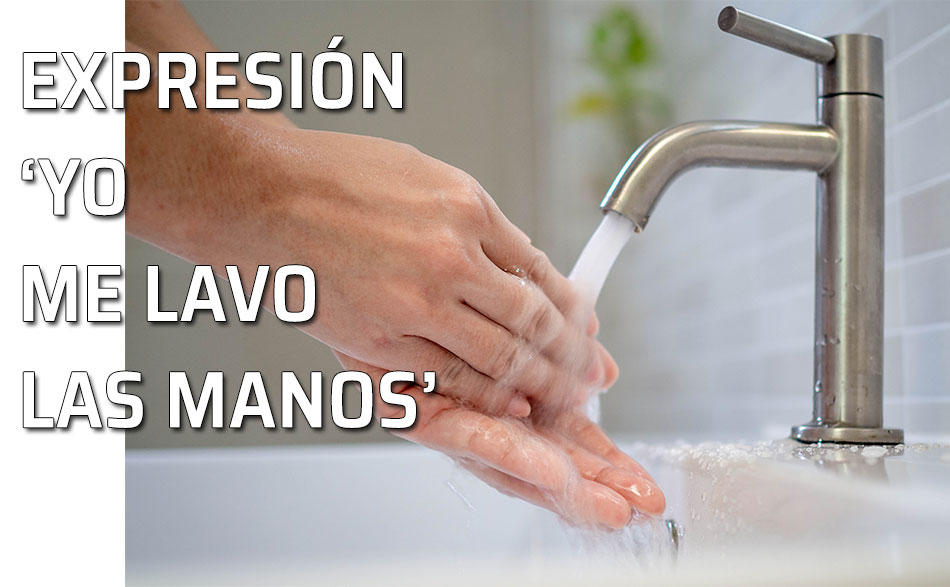 Una persona se lava las manos