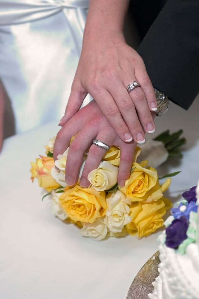 Manos. Manos con alianzas de boda.