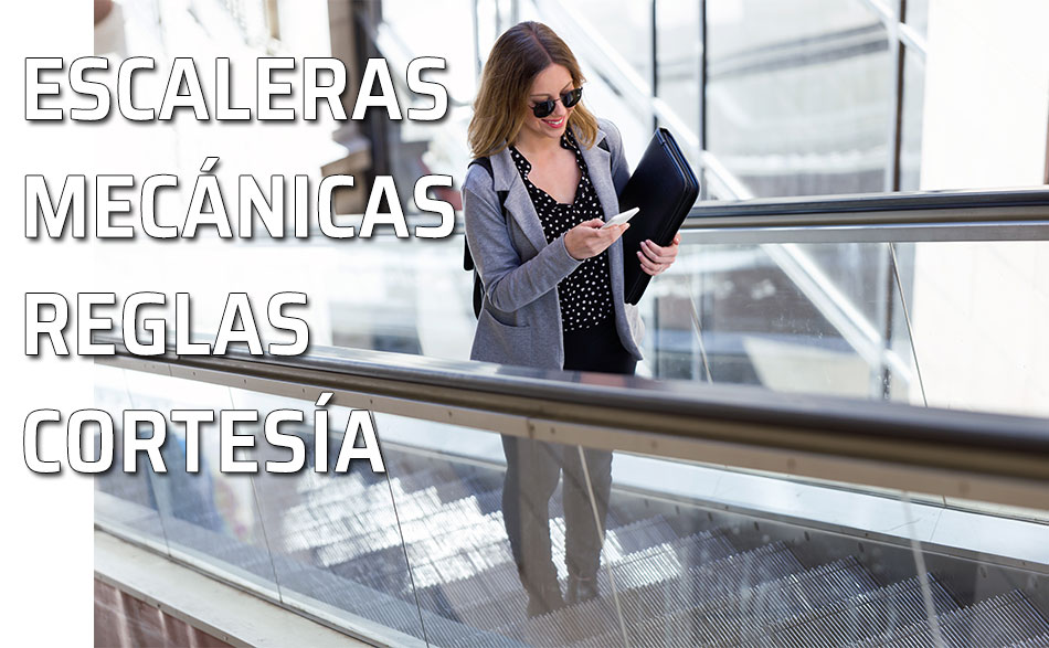 Una mujer sube mirando su teléfono celular - móvil en unas escaleras mecánicas