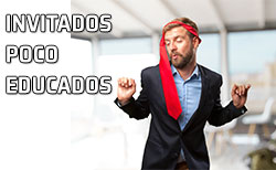 Un hombre se comporta de forma poco correcta en una fiesta