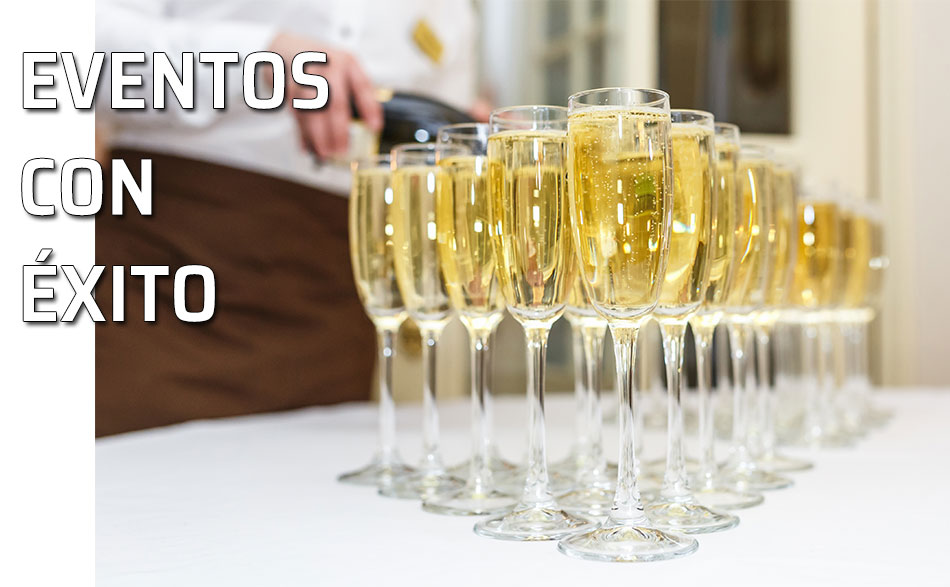 Un camarero llena copas de cava para servir en un evento