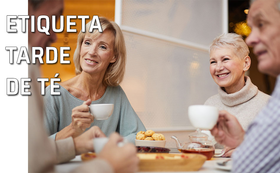 Grupo de amigos charla mientras toma un té