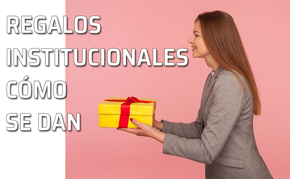 Una mujer ofrece un regalo