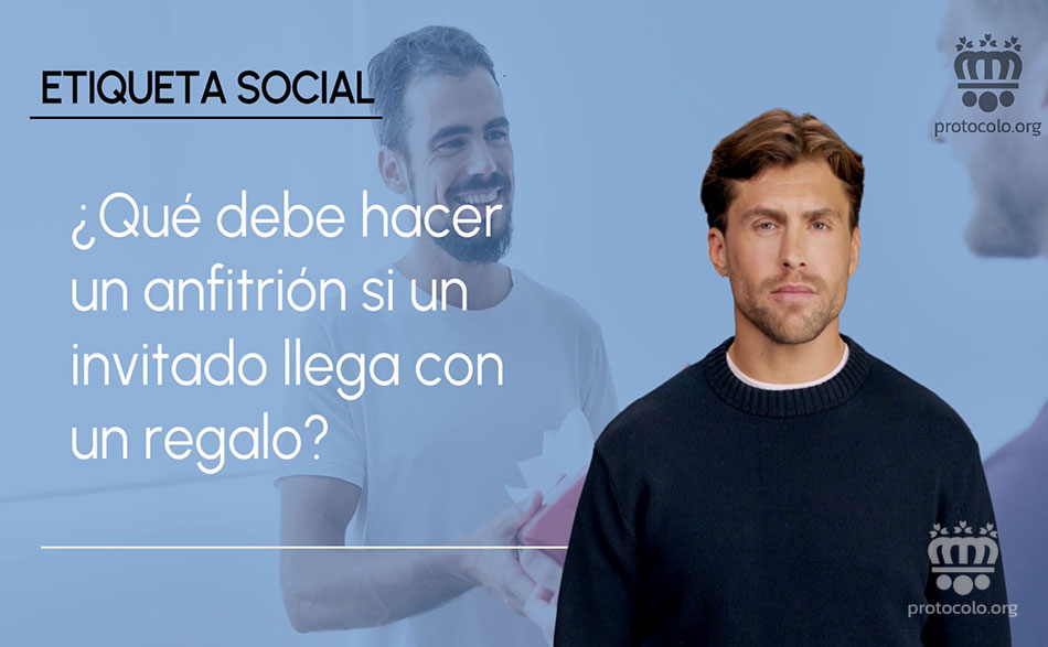 Cómo debe actuar un buen anfitrión si un invitado le lleva un regalo